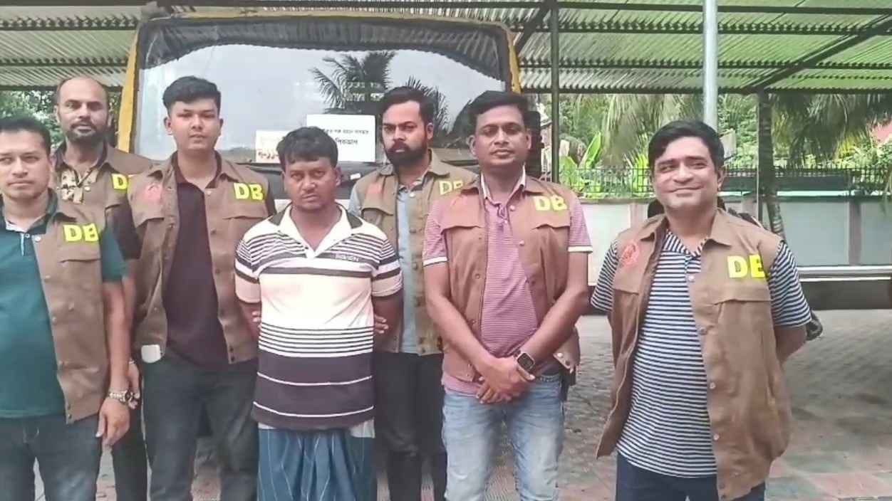 বাগেরহাটে ১১ চোরাই গরু সহ পিকআপ ভ্যান উদ্ধার,গ্রেফতার ৩
