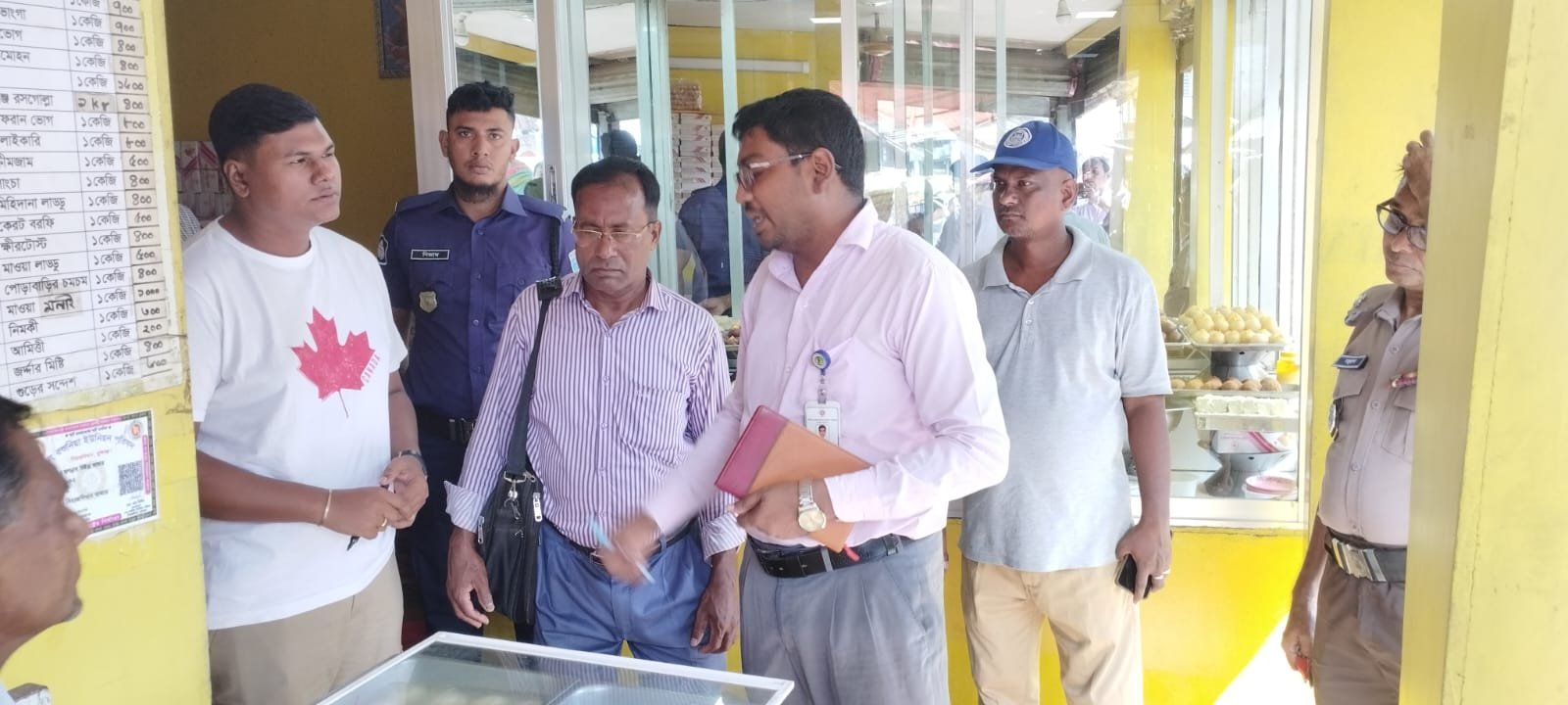 জাতীয় ভোক্তা অধিকারের অভিযানে দুই ব্যবসায়ীকে জরিমানা
