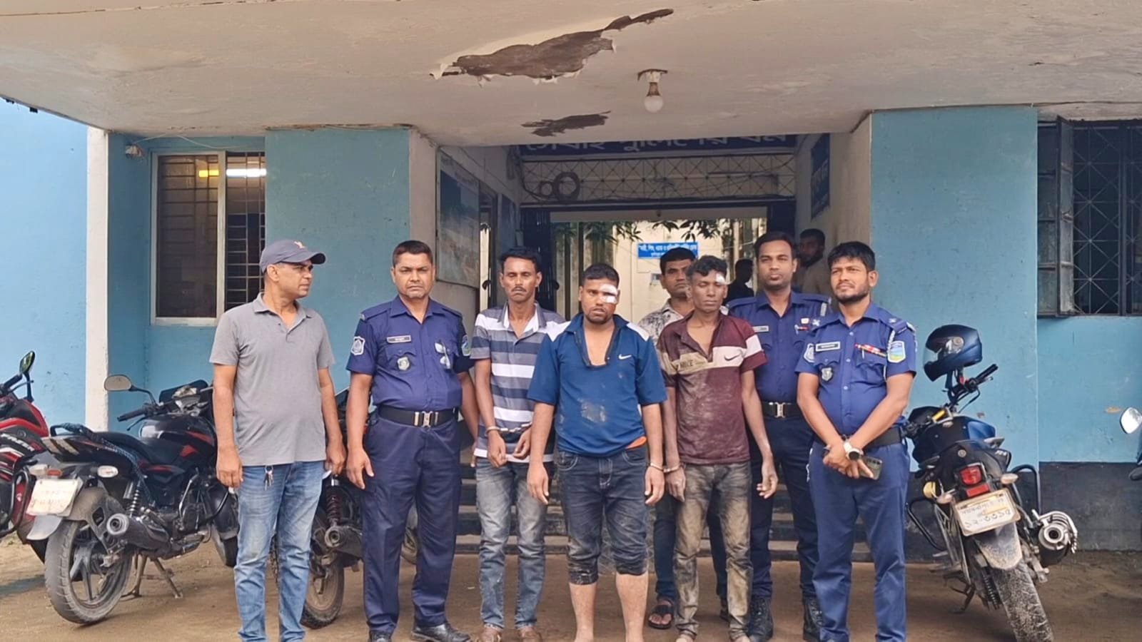 ডিবি পুলিশের পরিচয়ে ডাকাতি, ভাতিজার পরিকল্পনায় লুট আটক ৩