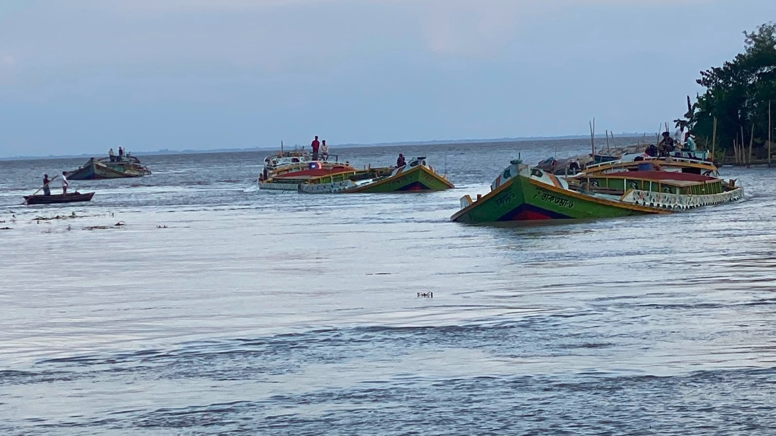লৌহজং ভাঙনের দেখা-আতঙ্কে পদ্মাপাড়ে ৫ শতাধিক পরিবার