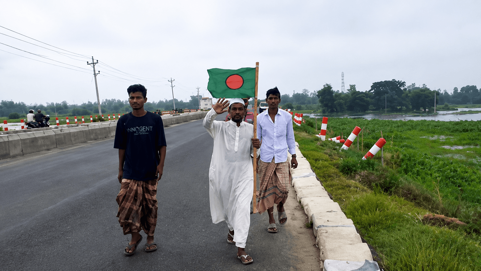 পায়ে হেঁটে মক্কার পথে ভূমিহীন দুলাল,স্বপ্ন দেখেই হজের নিয়ত