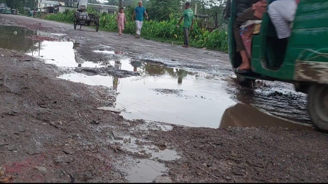 ছাতক-গোবিন্দগঞ্জ সড়কের বেহাল দশা-ঝুঁকিতে যানবাহন ও পথচারী