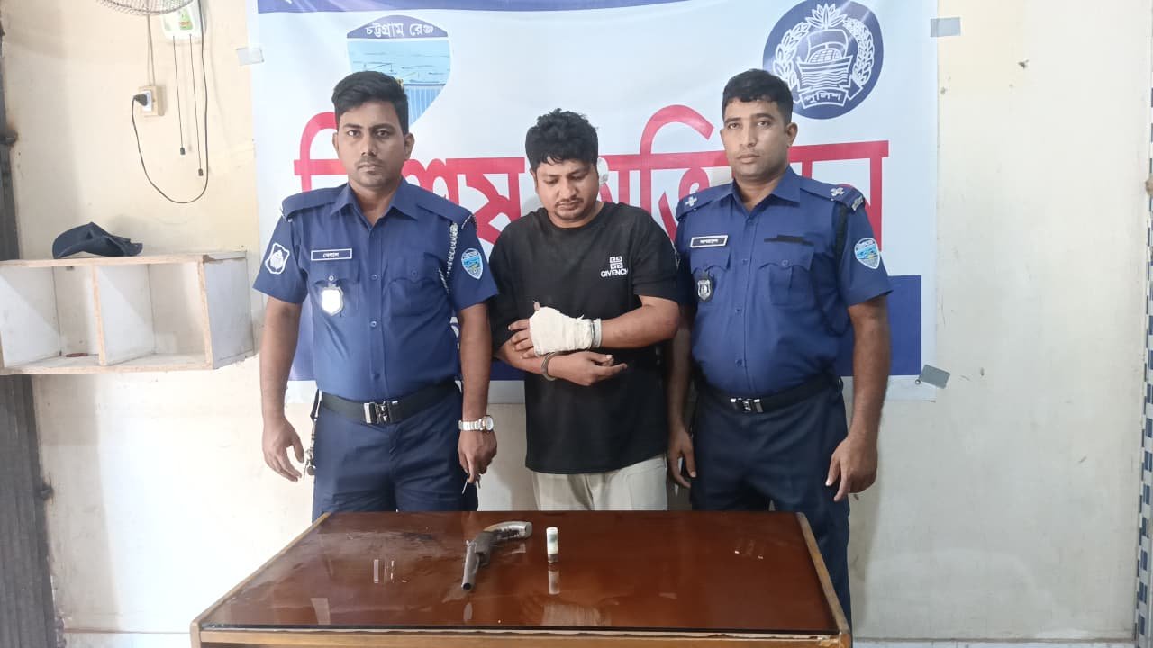 চৌদ্দগ্রামে পর/কি/য়ার জেরে যুবককে গণপিটুনি, অস্ত্রসহ পুলিশে সোপর্দ