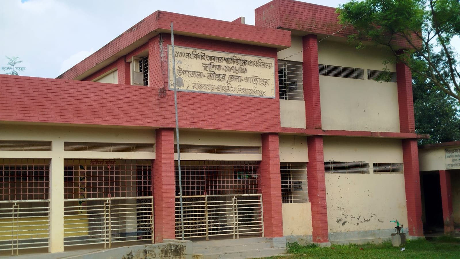 স্কুলে হাজিরা দিয়ে সরকারি কর্মকর্তাদের সঙ্গে পরিদর্শনে সহকারী শিক্ষক