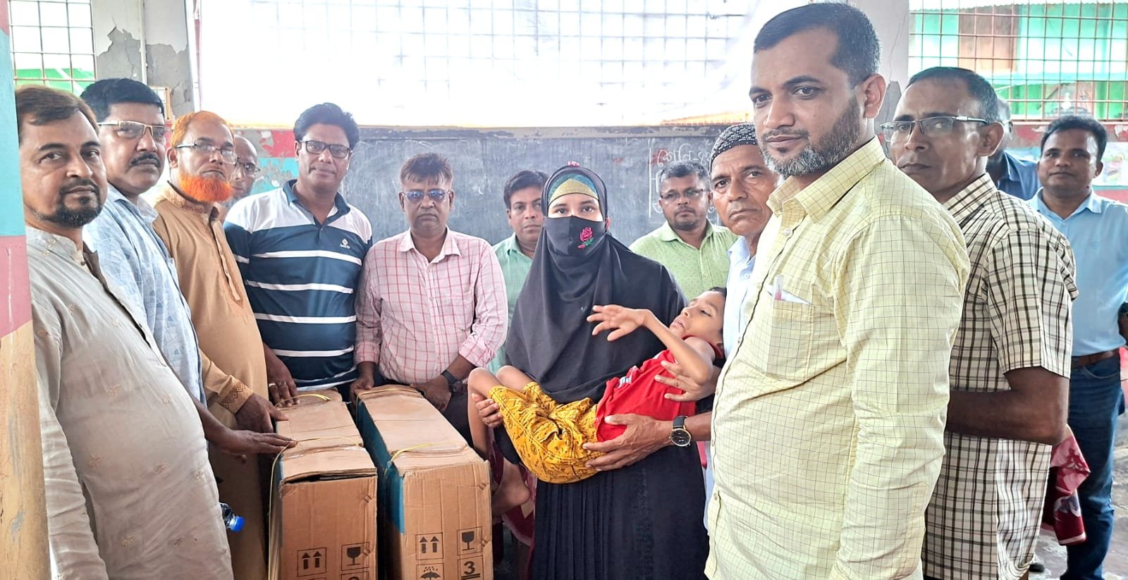 শরণখোলায় প্রতিবন্ধী শিক্ষার্থীদের মাঝে হুইল চেয়ার ও হেয়ারিং এইড বিতরন।