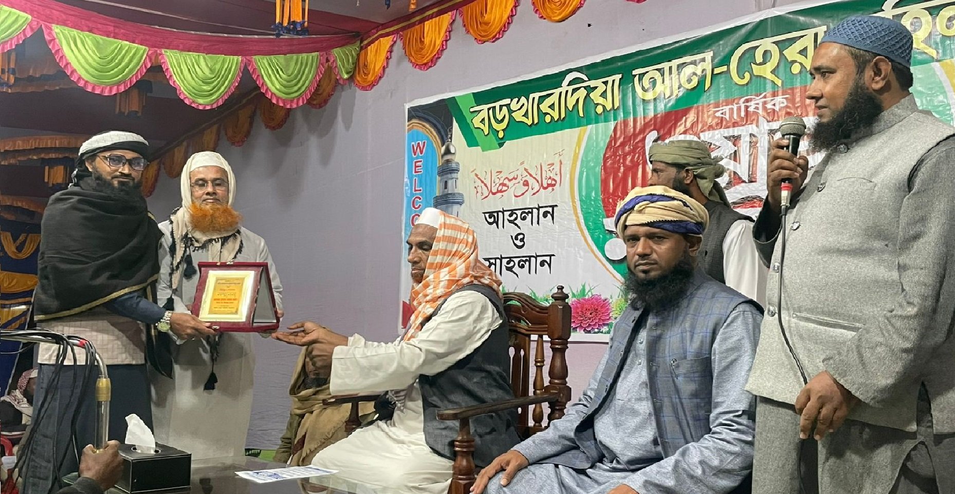 আলহেরা মহিলা মাদ্রাসার ওয়াজ মাহফিল সম্পন্ন দু’জন হাফেজা পেলেন সম্মাননা