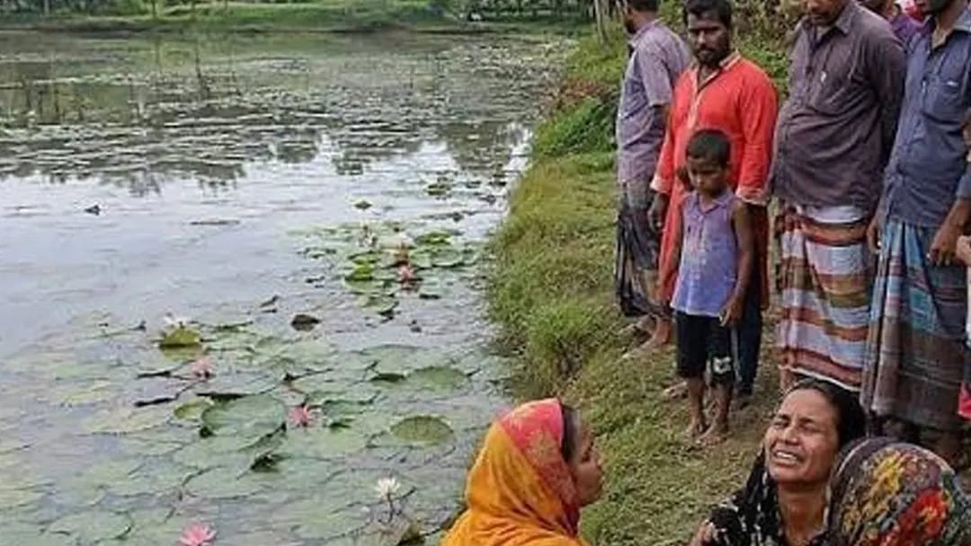 শাপলা তুলতে গিয়ে দুই শিশুর সলিলসমাধি ও ভ্যানচালকের রহস্যজনক মৃ/ত্যু