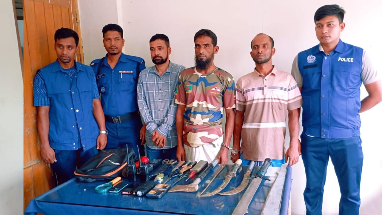 পুলিশের বিশেষ অভিযানে ডা'কাতির প্রস্তুতিকালে অ/স্ত্রসহ তিন ডা'কাত সদস্য গ্রে/ফ/তা/র