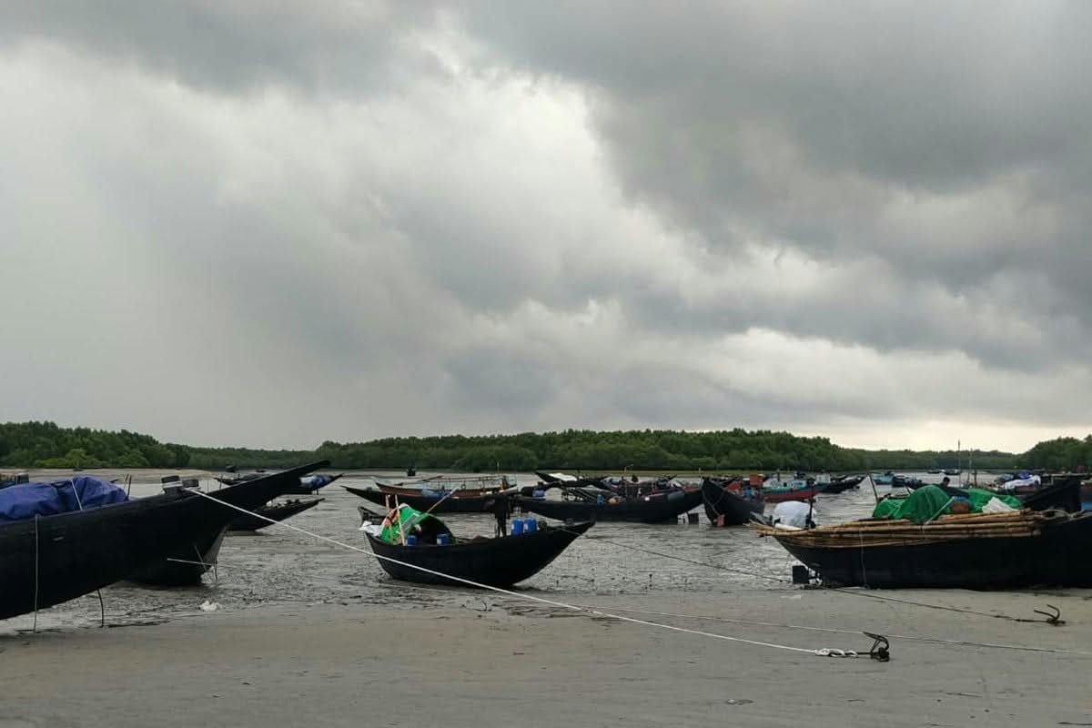 শুঁটকি মৌসুমের শুরুতেই দুর্যোগের থাবা,বিপাকে দুবলার হাজারো জেলে