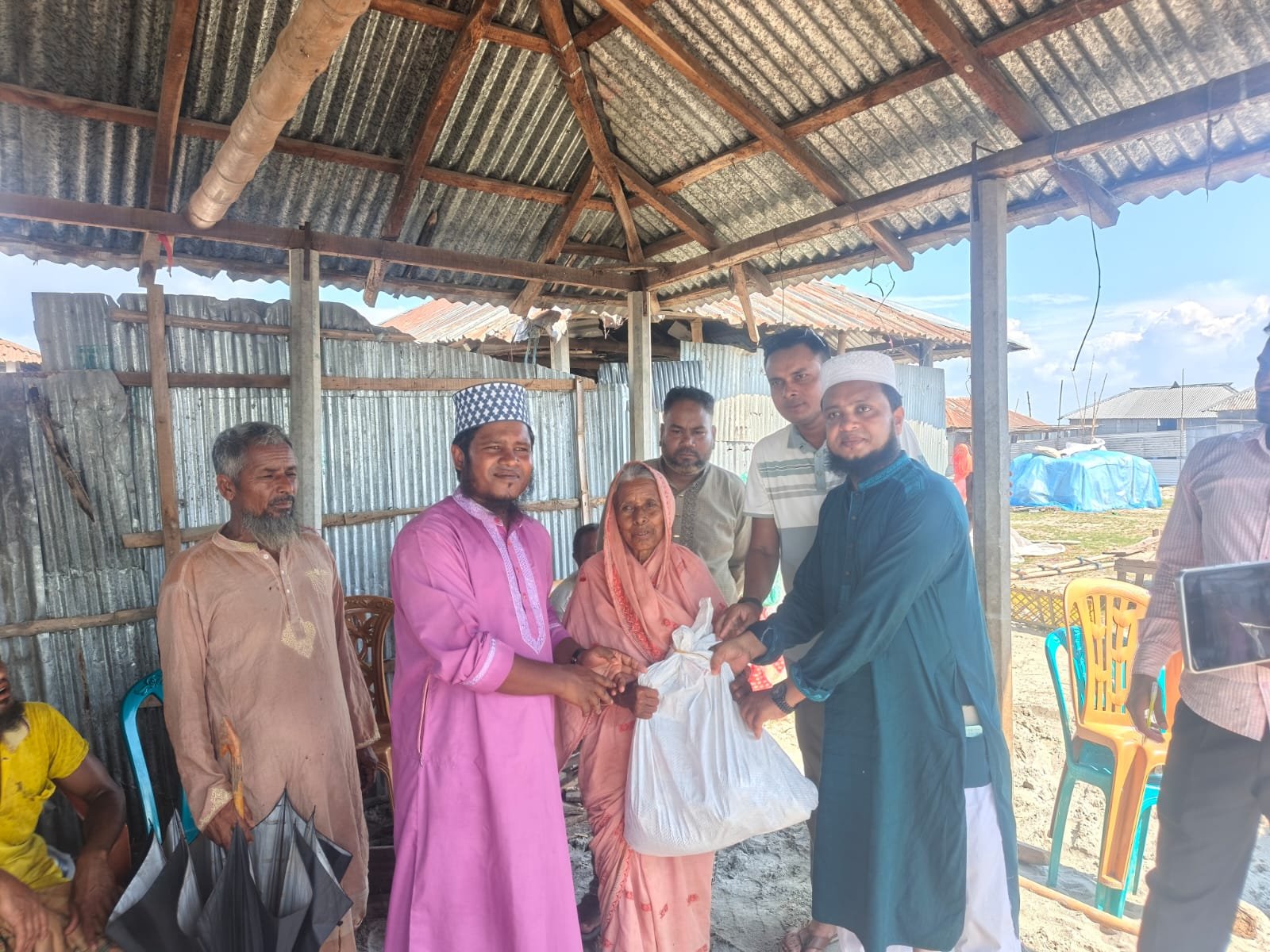চর নোহালী-চর বাগডরায় ভাঙনকবলিতদের পাশে মুকুল