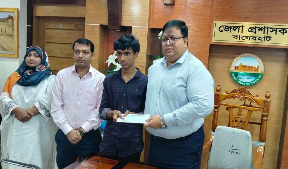 ইকনকে আর্থিক সহায়তা দিলেন বাগেরহাট জেলা প্রশাসক