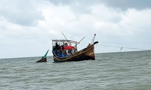 বঙ্গোপসাগরে ট্রলারডুবি: অলৌকিকভাবে বেঁচে ফিরলেন ১০ জেলে