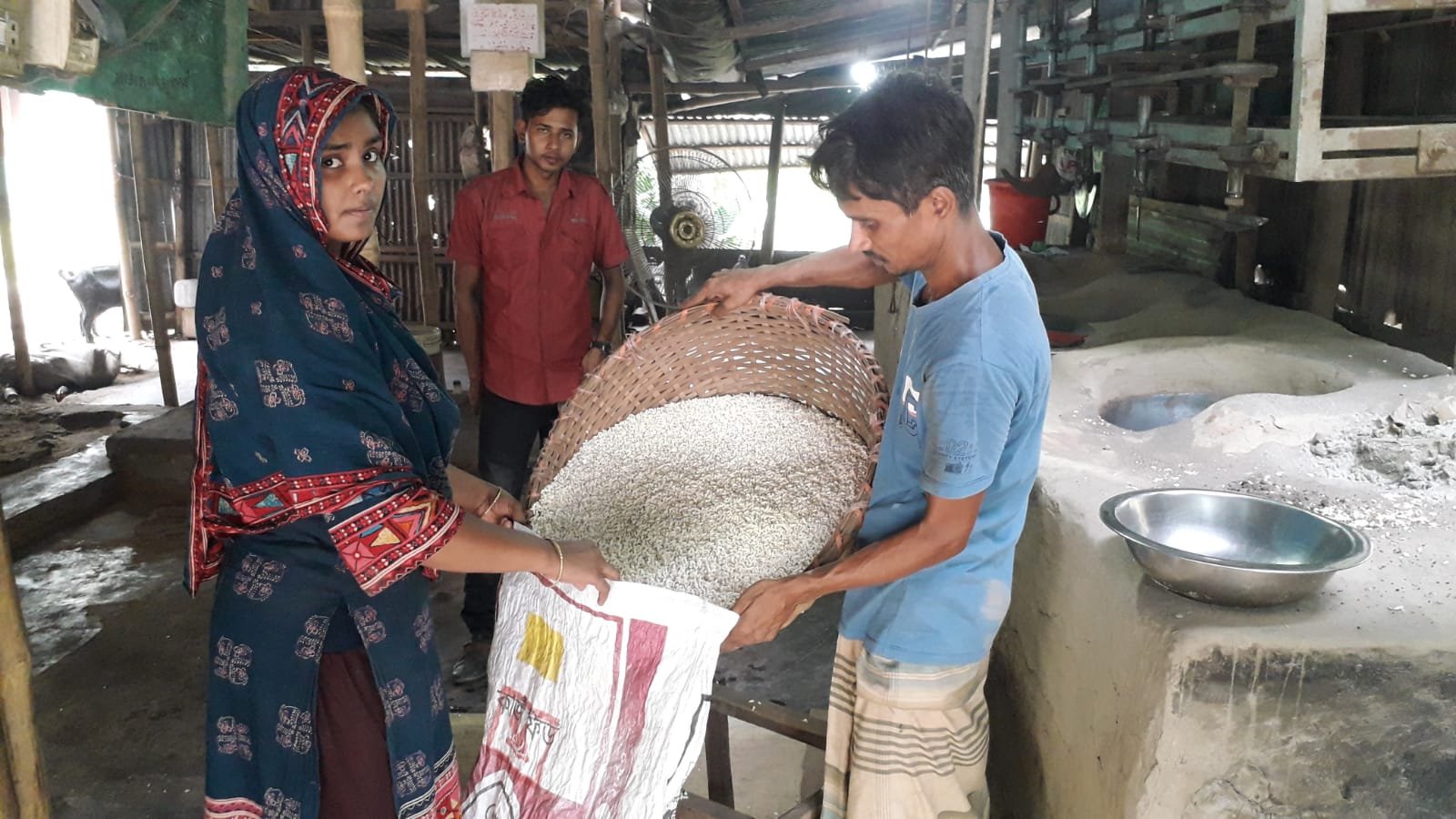 মুড়িভাজা মেশিনে রাজু-উর্মি দম্পতির ভাগ্য বদল