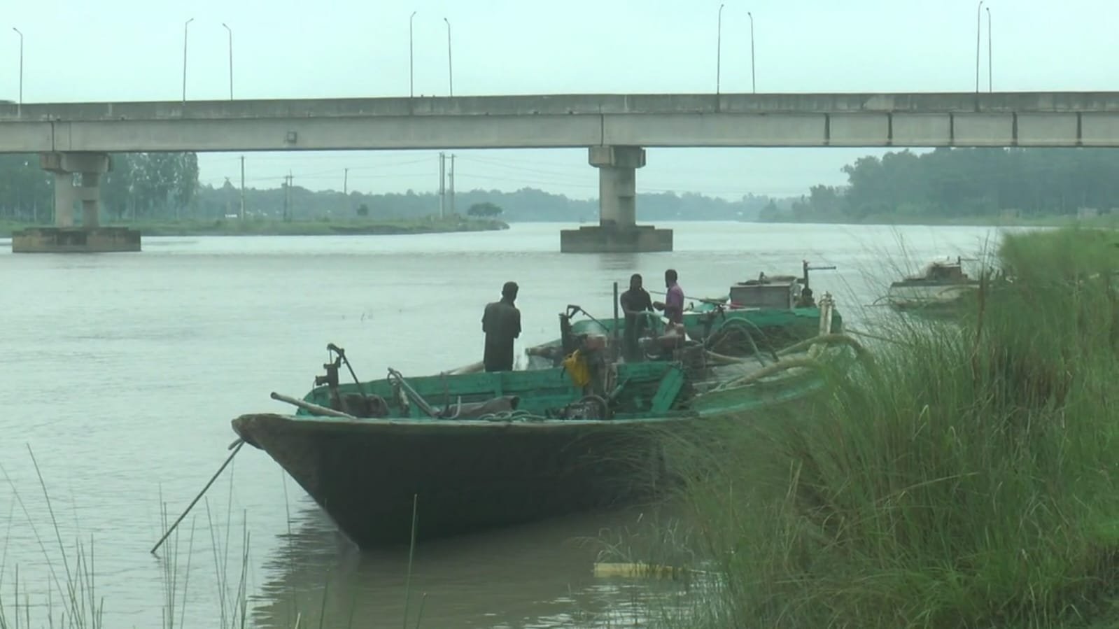 ধলেশ্বরী নদী থেকে অবৈধভাবে বালু উত্তোলনের হুমকিতে সেতু