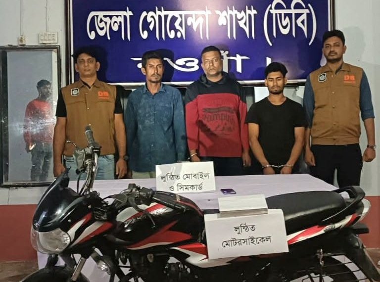 নওগাঁয় ছিনতাইয়ের ঘটনায় গ্রে/প্তা/র ৩