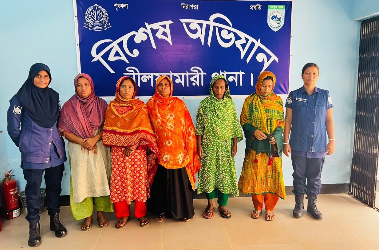 পুলিশের কাজে বাধা ও আসামি ছিনিয়ে নেওয়ার চেষ্টার অভিযোগে ৩৪ জন গ্রে/প্তা/র