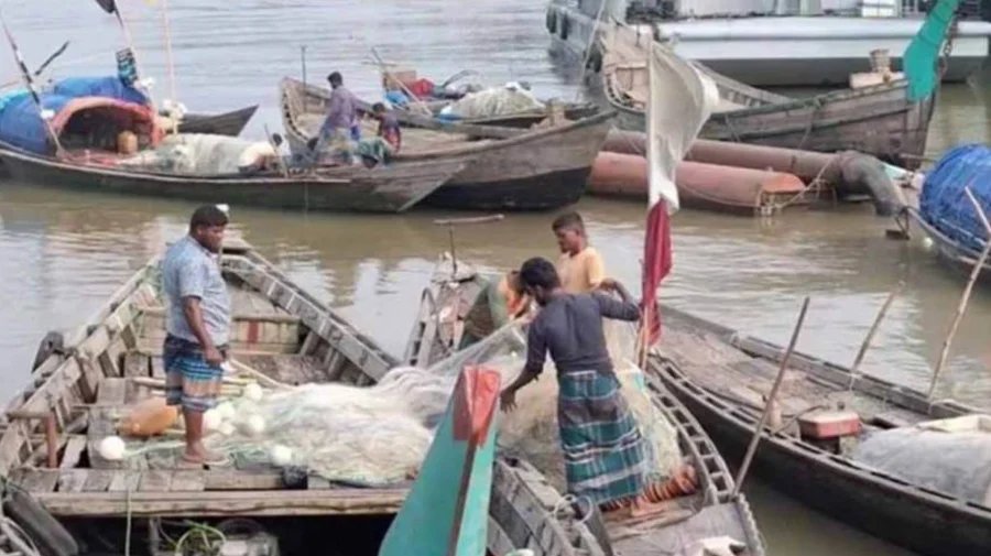মেঘনায় মা ইলিশ রক্ষার শেষ রাতে পুলিশের গু/লি,ঘটনাস্থলেই জেলের মৃ/ত্যু