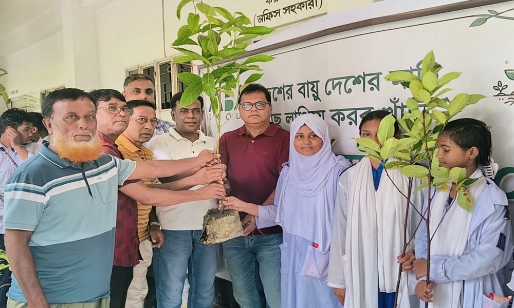 লৌহজংয়ে ৪ হাজার শিক্ষার্থীর মাঝে ফলজ বৃক্ষ বিতরণ