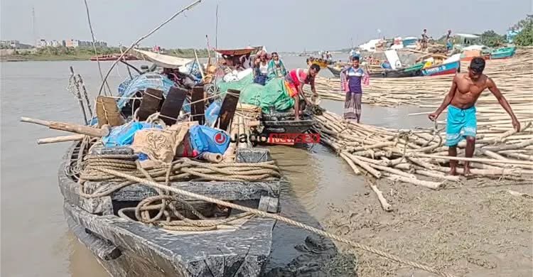 মৌসুম শুরুর আগেই দুবলার চরে জেলে-মহাজনদের ভিড়