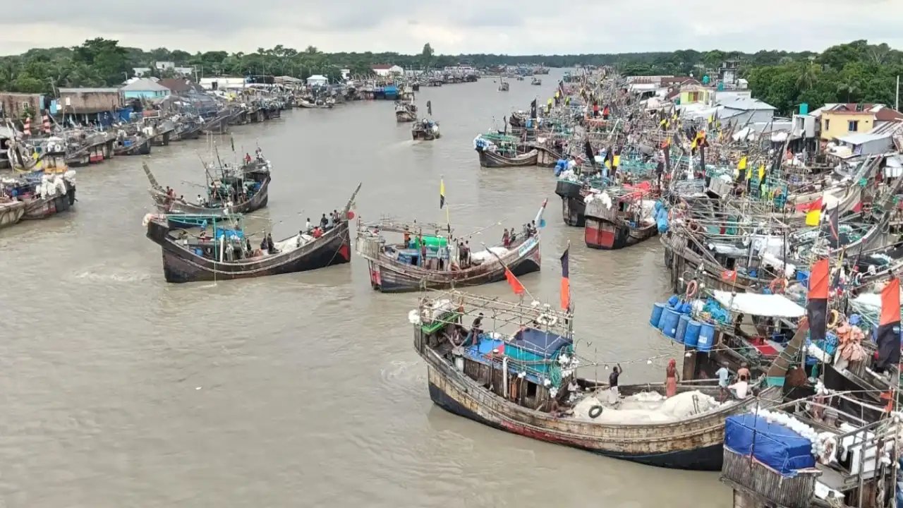 উপকূলীয় এলাকায় সৃষ্ট লঘুচাপের প্রভাবে উত্তাল কুয়াকাটা সংলগ্ন বঙ্গোপসাগর