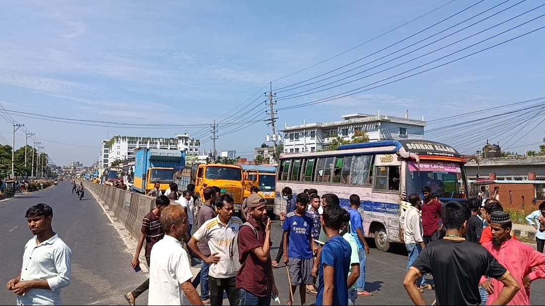 ঢাকা-টাঙ্গাইল মহাসড়কে পোশাক শ্রমিকদের অবরোধ,যানচলাচল বন্ধ