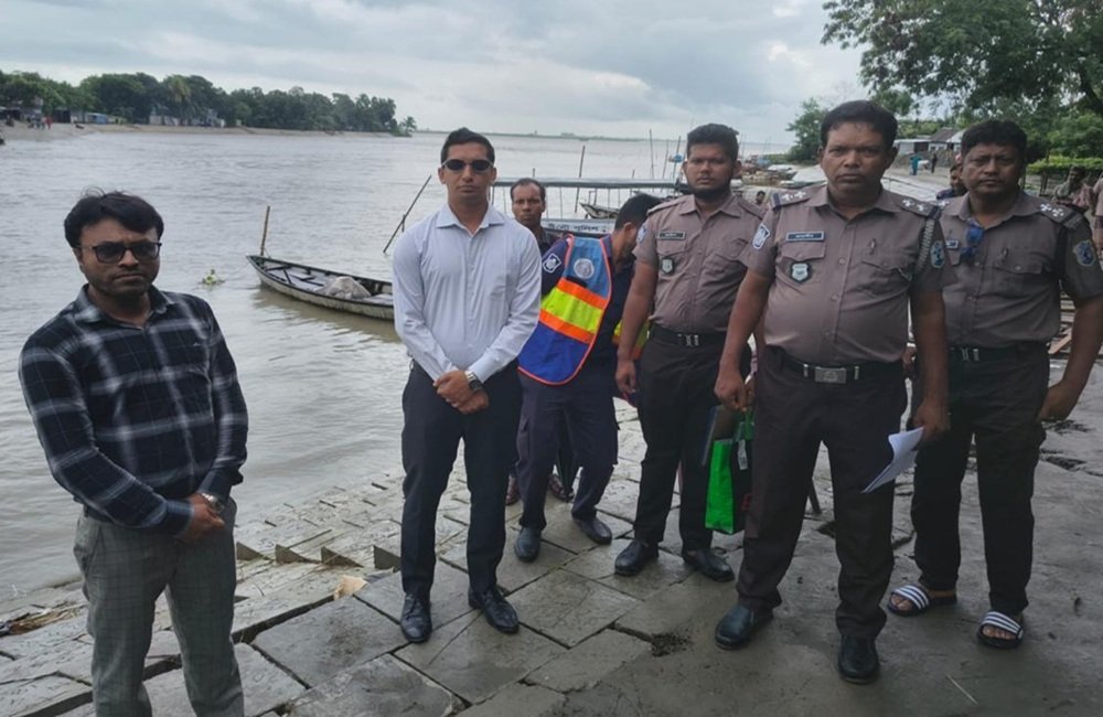 লৌহজংয়ের ডহুরী খালে অবৈধ বালুবাহী বাল্কহেডের বিরুদ্ধে প্রশাসনের অভিযান