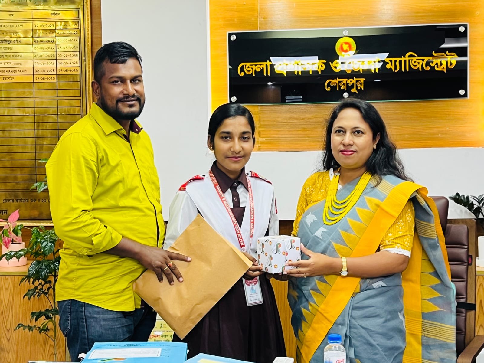 শেরপুরে স্কুল ছাত্রী রিশাকে পুরস্কার দেন জেলা প্রশাসক