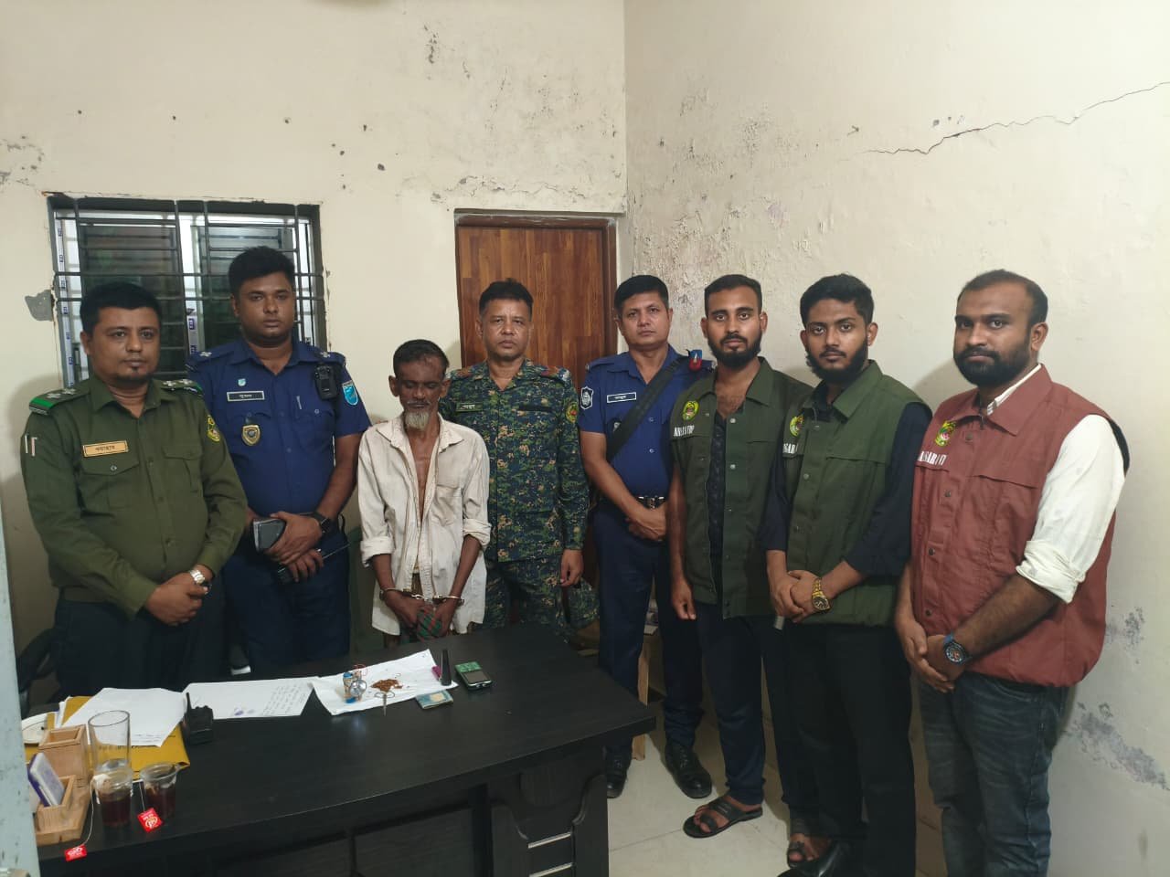 নরসিংদী সদরে আনসার ও ভিডিপি সদস্যের হাতে গাঁ/জা ব্যবসায়ী আ/ট/ক