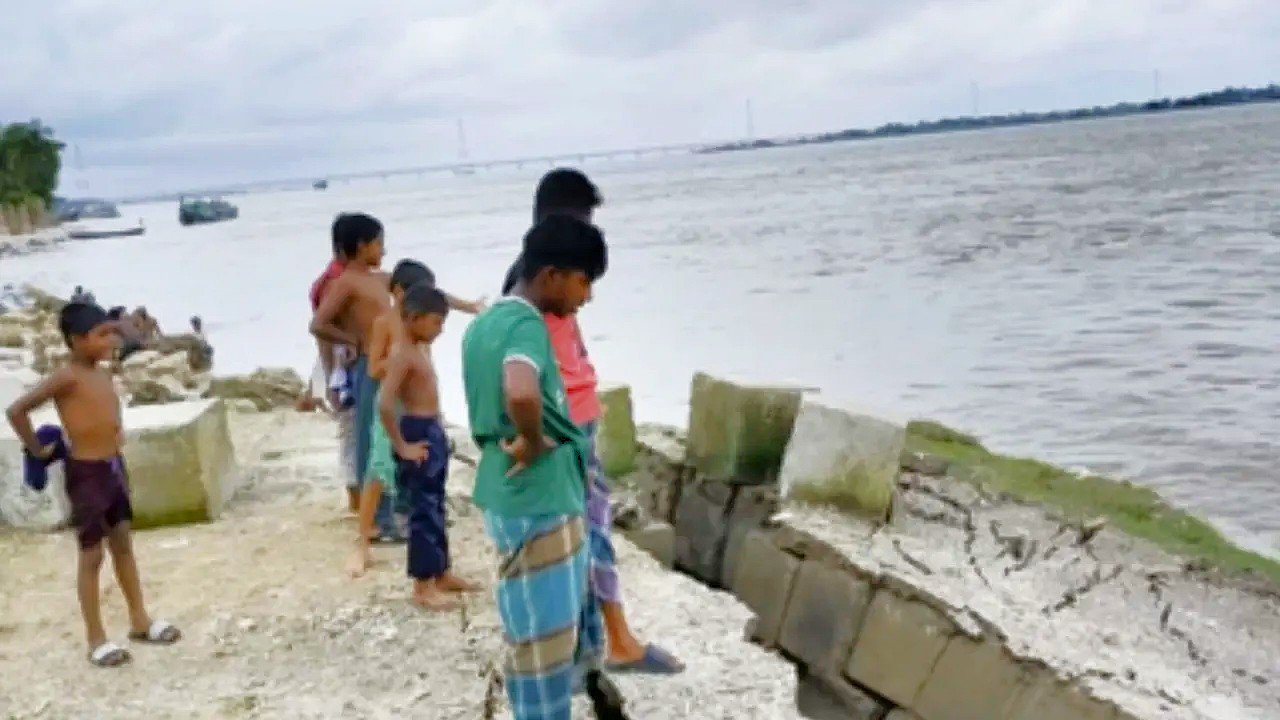 জাজিরায় জনমনে আতঙ্ক বাড়ছে-পদ্মার ভাঙনে