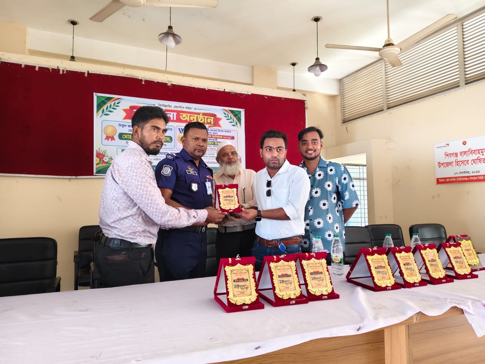 শিবগঞ্জে ইউএনও মাজহারুল ইসলাম ও নাহিদ উজ্জামানকে সংবর্ধনা