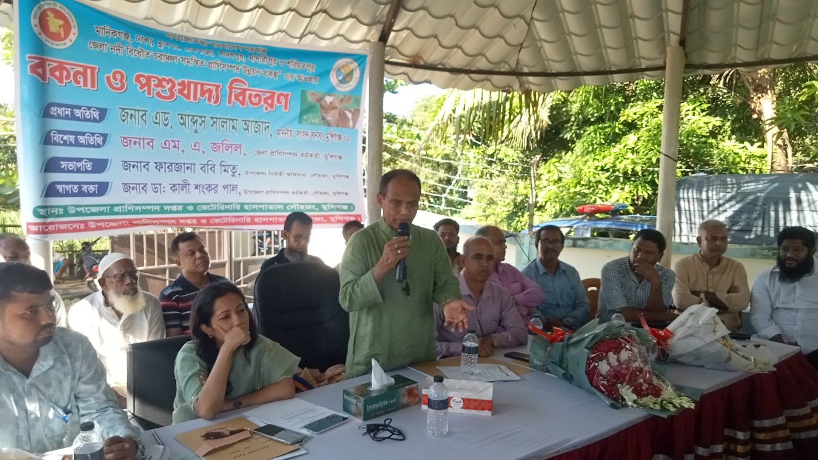 লৌহজংয়ে দরিদ্র-ক্ষুদ্র খামারি ও পশুপালকদের মাঝে বকনা ও পশুখাদ্য বিতরণ