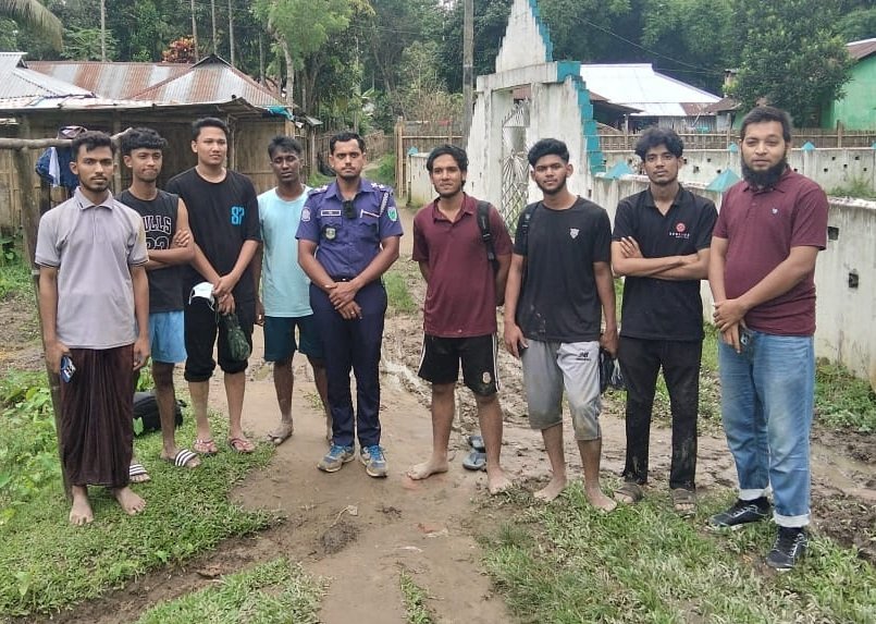 হামহাম জলপ্রপাতে আটকে পড়া ১০ পর্যটককে উদ্ধার করল পুলিশ