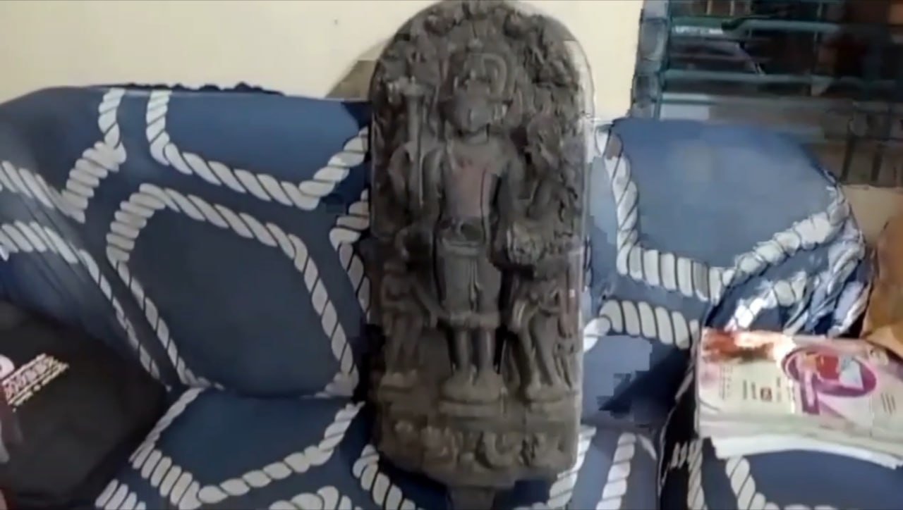 দিনাজপুরে ৩২ লাখ টাকার কষ্টিপাথরের বিষ্ণু মূর্তি উদ্ধার,আটক ১