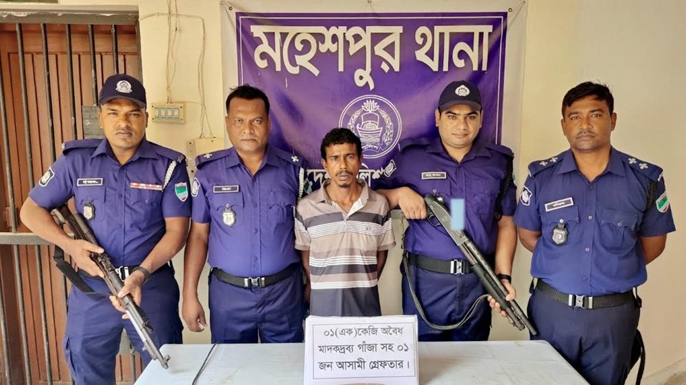 ঝিনাইদহে গাঁ/জা সহ মা/দ/ক কারবারি গ্রেপ্তার