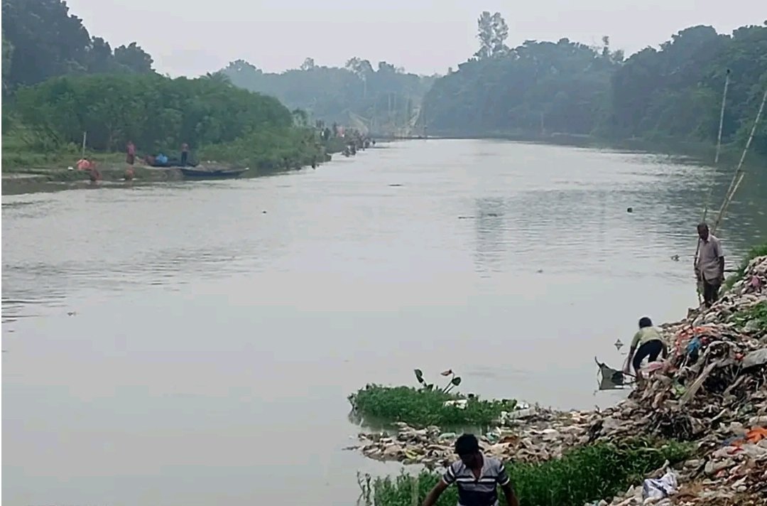 নলডাঙ্গার বারনই নদীতে ভেসে উঠছে বিপুল মাছ ’বিষ প্রয়োগ নাকি গ্যাস-রহস্য ঘিরে চাঞ্চল্য