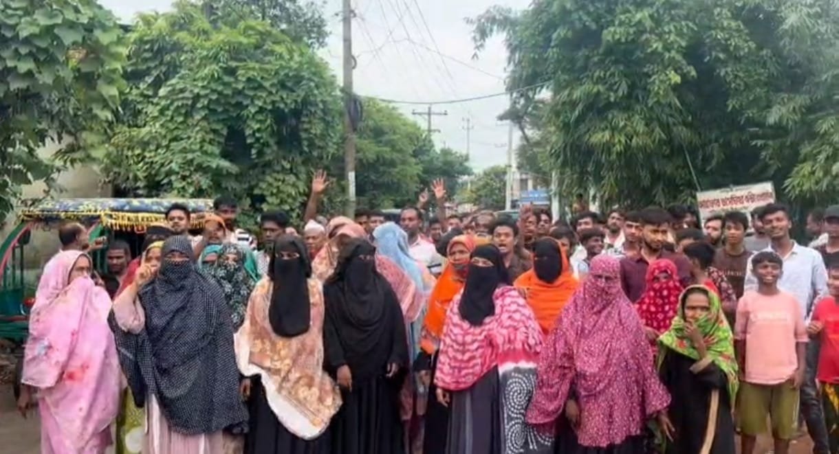 রূপগঞ্জে জেলা ছাত্রদল নেতার নেতৃত্বে যুবদল নেতার বাড়ী ঘরে হা/ম/লা,প্রতিবাদে বিক্ষোভ