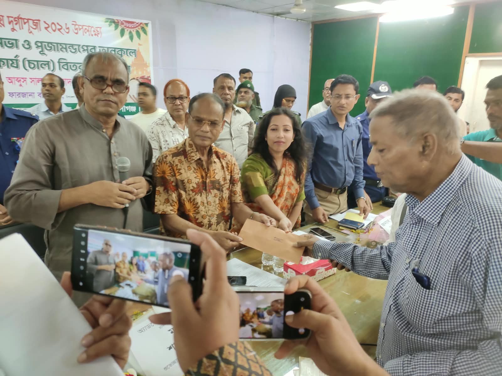 ৩৭ পূজামণ্ডপে ৬০০ কেজি করে চাল বিতরণ-এমপি সালাম আজাদের