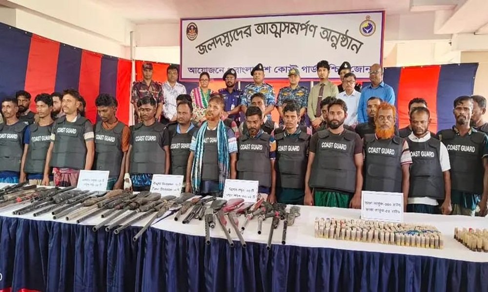 ‎সুন্দরবনে ছোট জাহাঙ্গীর বাহিনীর প্রধানসহ ২৭ বনদস্যুর আত্মসমর্পণ