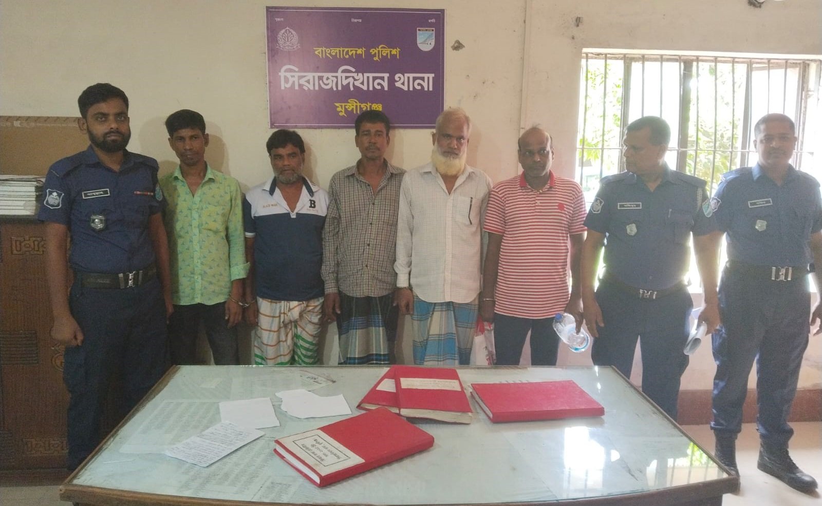 সিরাজদিখানে ইয়াবাসহ পাঁচ মাদক কারবারি গ্রেফতার