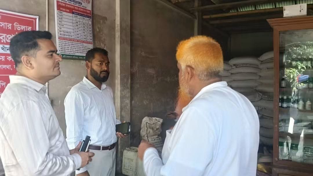 সালথায় বরাদ্দের অর্ধেক সার অন্যত্র বিক্রি,ডিলারকে জরিমানা
