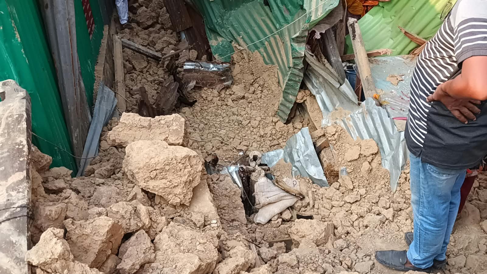 কালিয়াকৈরে মাটির দেয়াল ধসে এক নারীর মৃ/ত্যু
