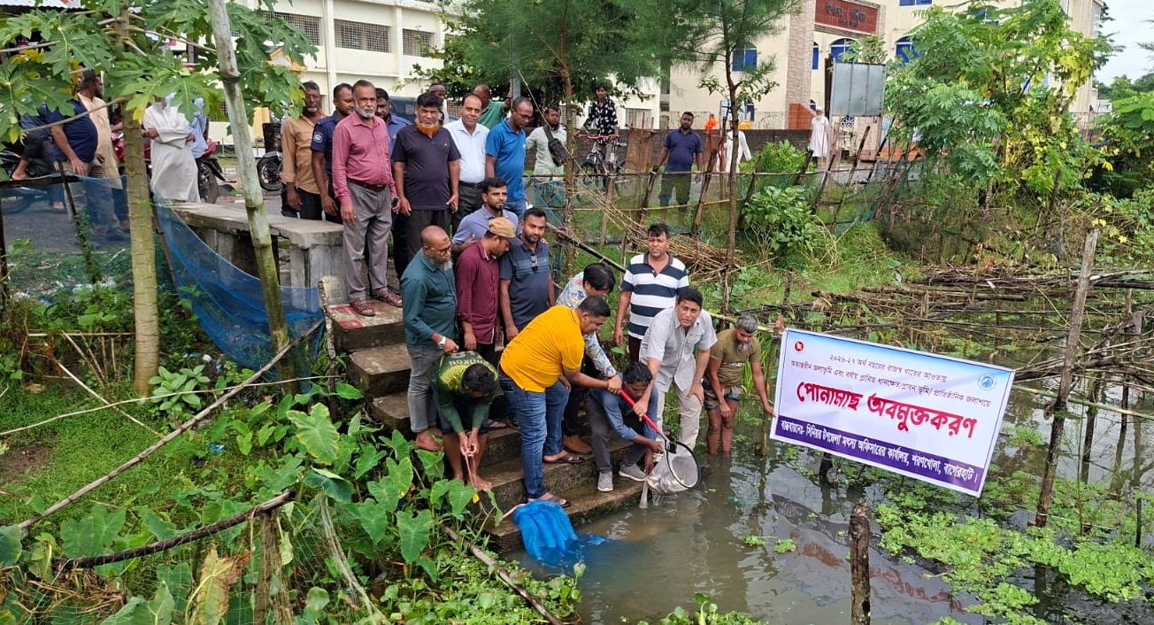 শরণখোলায় মাছের পোনা অবমুক্তকরন