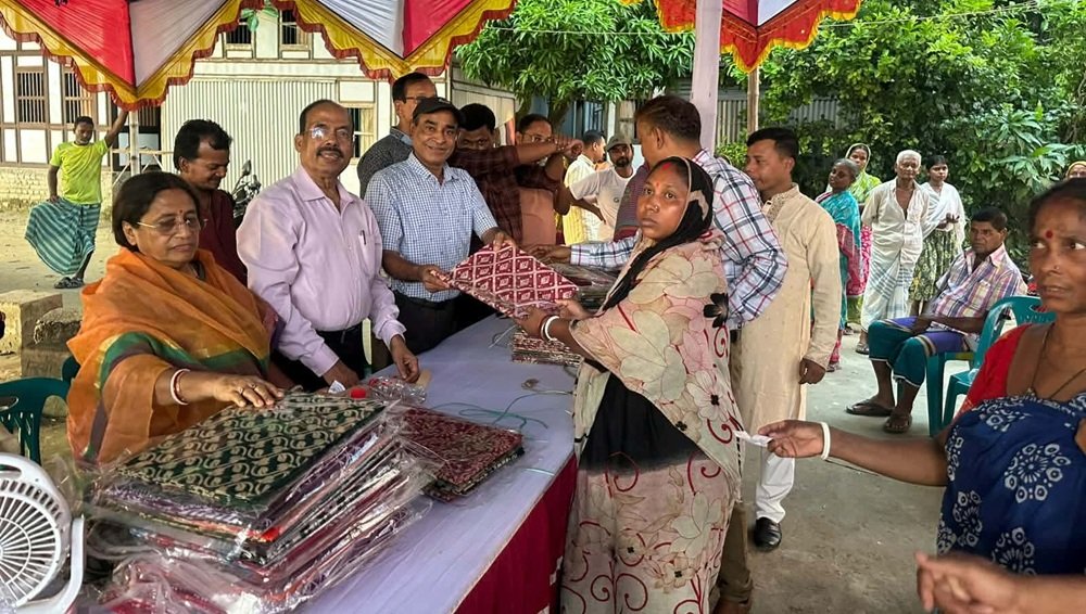 লৌহজংয়ে দুর্গাপূজা উপলক্ষে অসহায় নারীদের মধ্যে শাড়ি বিতরণ