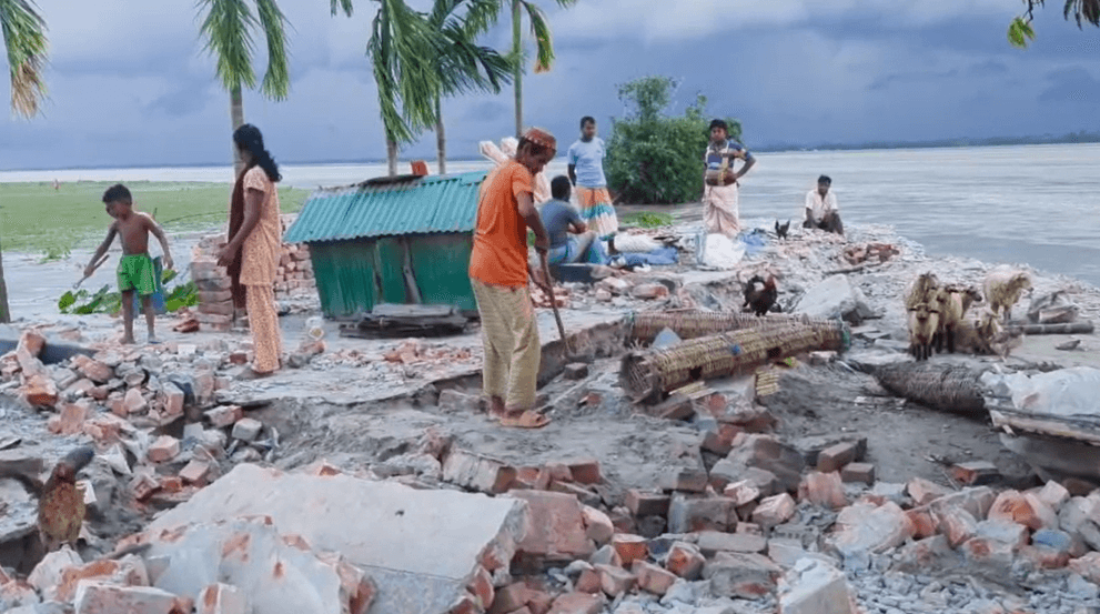 তিস্তার পানি কমতেই গঙ্গাচড়ায় ভয়াবহ ভাঙন,ঝুঁকিতে জনপদ