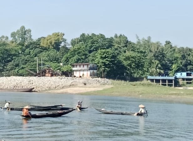 আদালতের স্থগিতাদেশের মধ্যেই চলছে সরকারী জলমহালে মাছ আহরণ