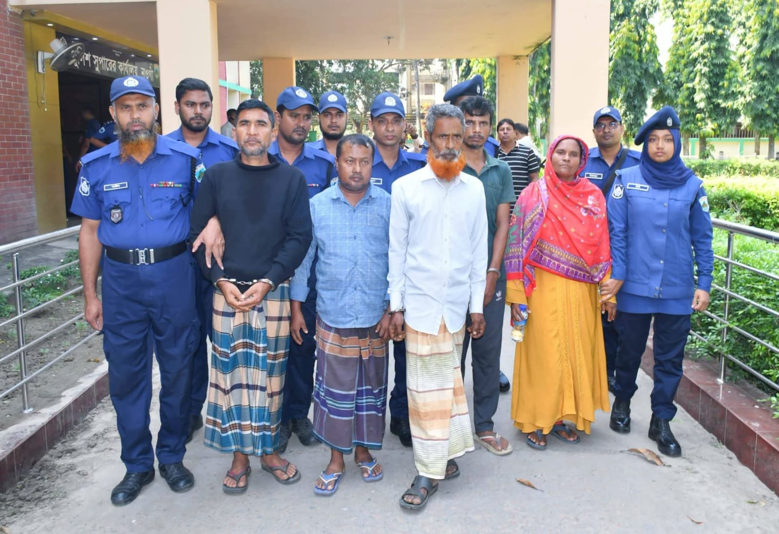 নিঃসন্তান বৃদ্ধা হ/ত্যা,২৪ ঘন্টায় রহস্য উদঘাটন,ভাই-ভাবীসহ গ্রে/প্তা/র ৫