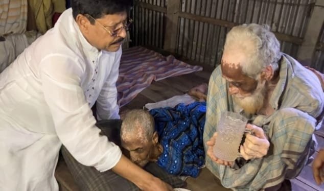 হতদরিদ্র পরিবারের পাশে আলহাজ হযরত আলী মানবিকতার হাত বাড়িয়ে দিয়েছেন