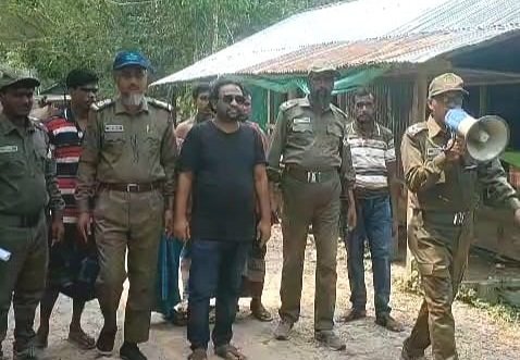 শরণখোলায় কুমিরের আতঙ্কে বন বিভাগের মাইকিং করে জনসাধারণকে সতর্ক করছে