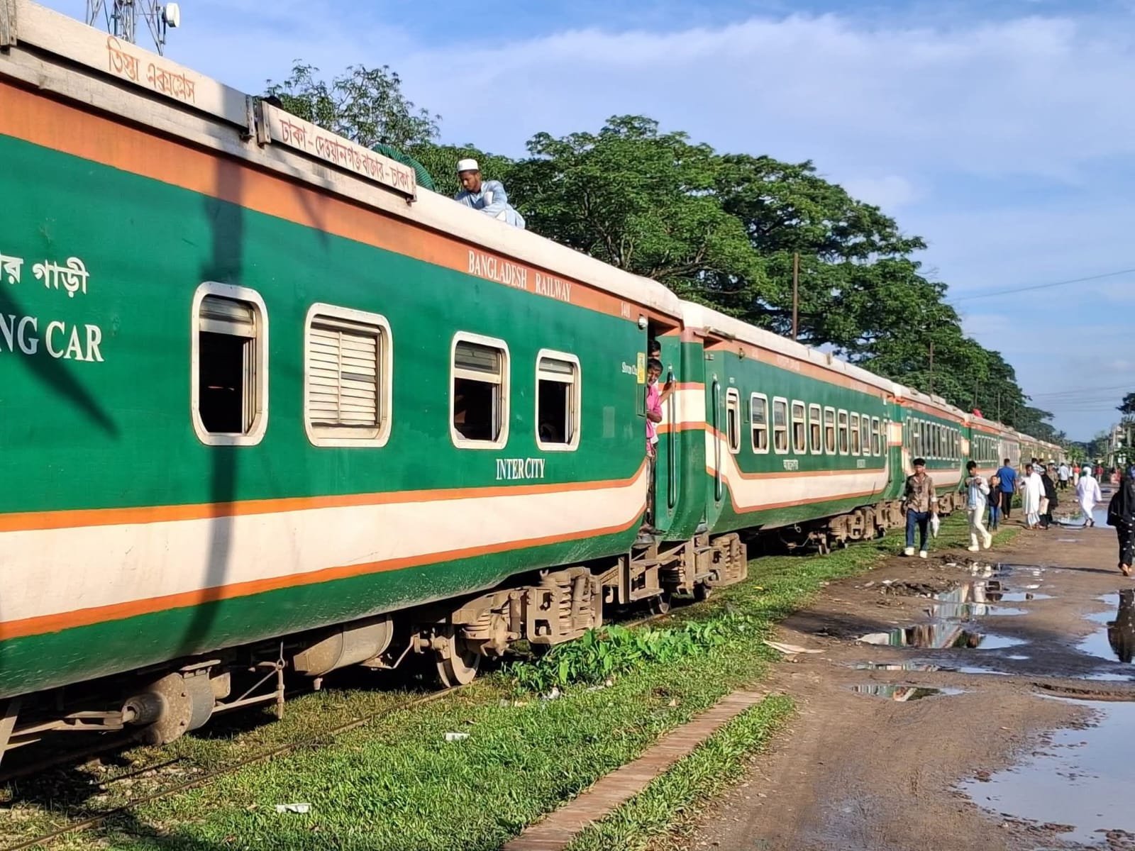 ৭ ঘণ্টা পর স্বাভাবিক ঢাকা–ময়মনসিংহ রুটে ট্রেন চলাচল