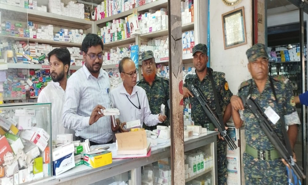 মুন্সীগঞ্জে হাতিমারায় ফার্মেসির মালিককে জরিমানা